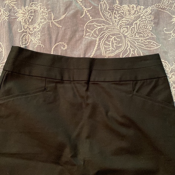 Banana Republic Size 4 black skirt with pockets - Picture 4 of 4